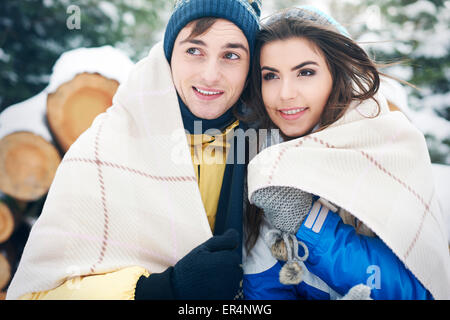 Bindung mit einer anderen Person ist die beste Idee zum Aufwärmen im Winter. Debica, Polen Stockfoto