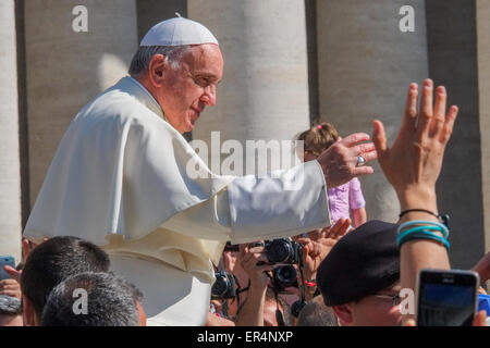 Vatikan-Stadt. 27. Mai 2015. Franziskus, Generalaudienz 27. Mai 2015, Sankt Petersplatz Credit: wirklich einfach Star/Alamy Live-Nachrichten Stockfoto