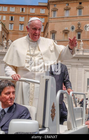 Vatikan-Stadt. 27. Mai 2015. Franziskus, Generalaudienz 27. Mai 2015, Sankt Petersplatz Credit: wirklich einfach Star/Alamy Live-Nachrichten Stockfoto