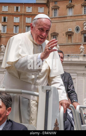 Vatikan-Stadt. 27. Mai 2015. Franziskus, Generalaudienz 27. Mai 2015, Sankt Petersplatz Credit: wirklich einfach Star/Alamy Live-Nachrichten Stockfoto