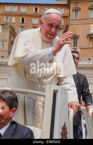 Vatikan-Stadt. 27. Mai 2015. Franziskus, Generalaudienz 27. Mai 2015, Sankt Petersplatz Credit: wirklich einfach Star/Alamy Live-Nachrichten Stockfoto