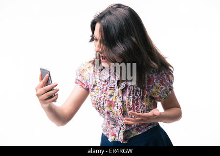 Frau schreiend auf Smartphone isoliert auf weißem Hintergrund Stockfoto