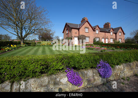 Dorf Aldford, England. Malerischen Frühling Ansicht von Erbteilungen Eaton verwaltet Haus auf Aldfords Schule Lane. Stockfoto