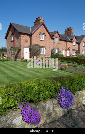 Dorf Aldford, England. Malerischen Frühling Ansicht von Erbteilungen Eaton verwaltet Haus auf Aldfords Schule Lane. Stockfoto