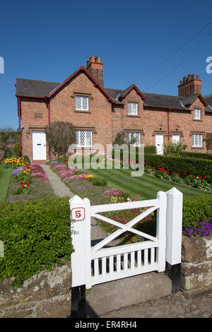 Dorf Aldford, England. Malerischen Frühling Ansicht von Erbteilungen Eaton verwaltet Haus auf Aldfords Schule Lane. Stockfoto