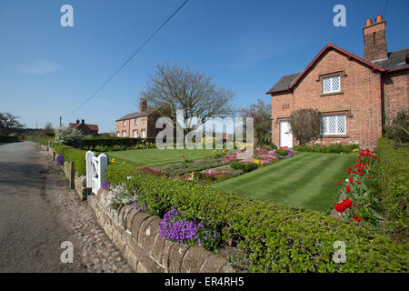 Dorf Aldford, England. Malerischen Frühling Ansicht von Erbteilungen Eaton verwaltet Haus auf Aldfords Schule Lane. Stockfoto