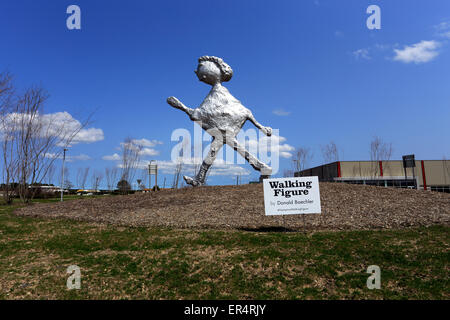 Zu Fuß Figur Skulptur von Donald Baechler Gabreski Flughafen Westhampton Long Island New York Stockfoto