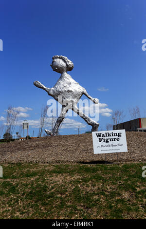 Zu Fuß Figur Skulptur von Donald Baechler Gabreski Flughafen Westhampton Long Island New York Stockfoto