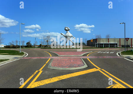 Zu Fuß Figur Skulptur von Donald Baechler Gabreski Flughafen Westhampton Long Island New York Stockfoto