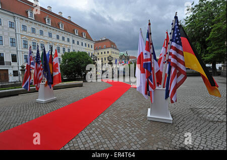 Dresden, Deutschland. 27. Mai 2015. Fahnen und Teppichen erwarten die Delegationen vor Dresdner Residenzschloss in Dresden, Deutschland, 27. Mai 2015. Ein Treffen der G7-Finanzminister und Zentralbank Gouverneure findet in der sächsischen Landeshauptstadt vom 27 Mai bis 29. Mai. Foto: MATTHIAS HIEKEL/Dpa/Alamy Live News Stockfoto