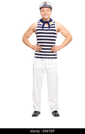 In voller Länge Portrait eines jungen Mannes posiert in Seemann Outfit lächelnd isoliert auf weißem Hintergrund Stockfoto