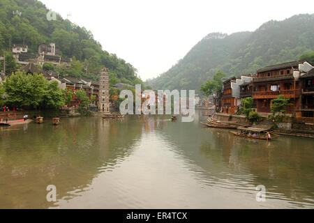 FENGHUANG - Mai 12: Holzboot und Holzhäuser am Tuojiang Fluss in Fenghuang alte Stadt am 12. Mai 2011 in Fenghuang, Kinn Stockfoto