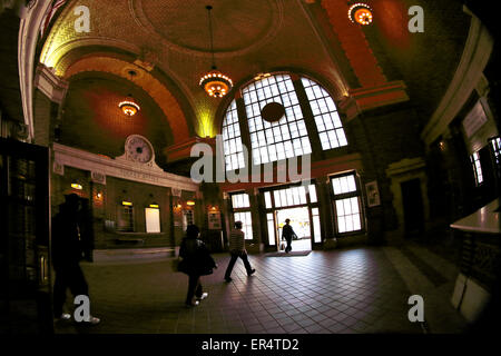 Innere des Yonkers Bahnhof auf der Metro North Hudson Line Yonkers New York Stockfoto