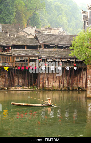 FENGHUANG - Mai 12: Holzboot und Holzhäuser am Tuojiang Fluss in Fenghuang alte Stadt am 12. Mai 2011 in Fenghuang, Kinn Stockfoto