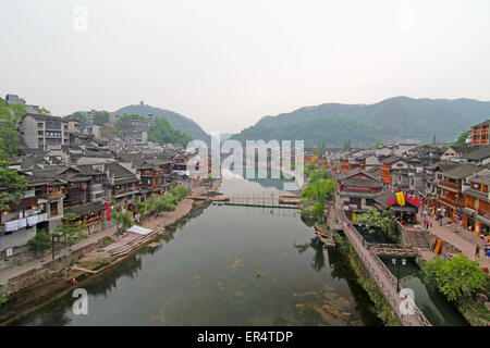 FENGHUANG - Mai 12: Holzboot und Holzhäuser am Tuojiang Fluss in Fenghuang alte Stadt am 12. Mai 2011 in Fenghuang, Kinn Stockfoto