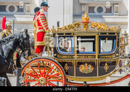 London, UK. 27. Mai 2015. Prinz Charles und Camilla - The Queen, Prinz Charles und ihre Krone überliefern Whitehall, in den Wagen des Staates, bei ihrer Rückkehr von der Parlamentseröffnung. Bildnachweis: Guy Bell/Alamy Live-Nachrichten Stockfoto