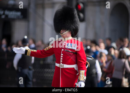 Westminster, London, UK. 27. Mai 2015. Welsh Guards RSM in Bundesplatz für die Zustand-Öffnung des Parlaments. Bildnachweis: Malcolm Park Leitartikel/Alamy Live-Nachrichten Stockfoto