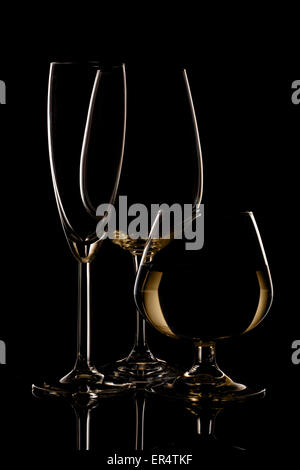 Wein- und Whiskey Sektgläser auf dunklem Hintergrund Stockfoto