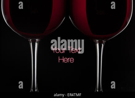 Zwei Rotweingläser mit Wein auf schwarzem Hintergrund Stockfoto