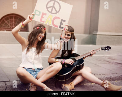 Wunderschöne Hippie-Freunden spielt Gitarre in der Stadt. Krakau, Polen Stockfoto