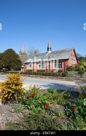 Dorf Aldford, England. Malerische Frühjahr Blick auf Aldford Dorfhalle in Church Lane. Stockfoto