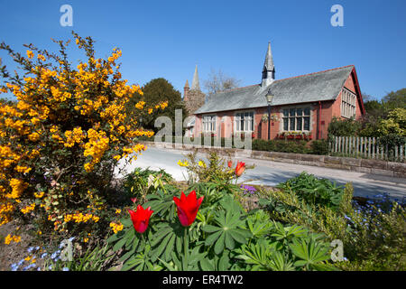 Dorf Aldford, England. Malerische Frühjahr Blick auf Aldford Dorfhalle in Church Lane. Stockfoto