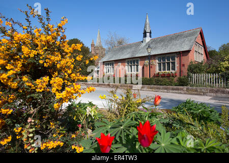 Dorf Aldford, England. Malerische Frühjahr Blick auf Aldford Dorfhalle in Church Lane. Stockfoto