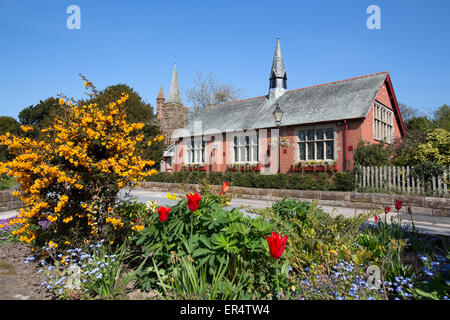 Dorf Aldford, England. Malerische Frühjahr Blick auf Aldford Dorfhalle in Church Lane. Stockfoto