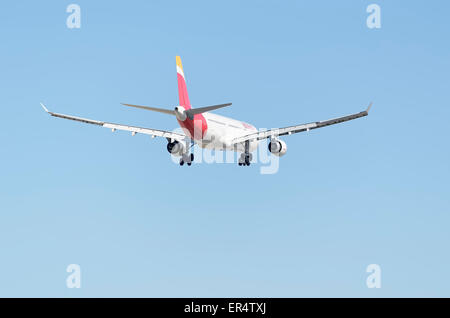 Flugzeug - Airbus A330 - 302 - der - Iberia - Fluggesellschaft, die Landung am Flughafen Madrid-Barajas - Adolfo Suarez. Stockfoto