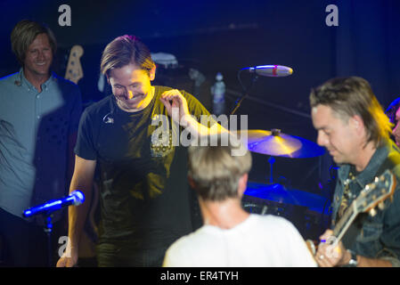 Switchfoot spielen des flüssigen Zimmer Edinburgh 2015 Jon Vorarbeiters Stockfoto