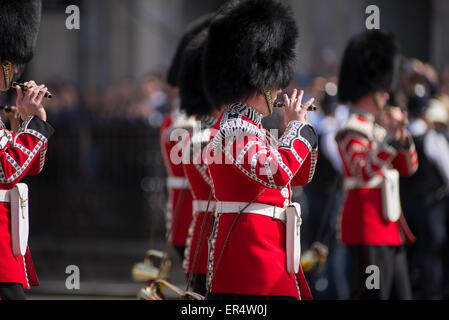 Westminster, London, UK. 27. Mai 2015. Guards Band marschiert in Parliament Square vor der Parlamentseröffnung. Bildnachweis: Malcolm Park Leitartikel/Alamy Live-Nachrichten Stockfoto