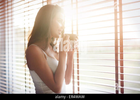 Morgen Sonnenschein und gutem Kaffee mich immer in einer guten Stimmung bringt. Debica, Polen Stockfoto