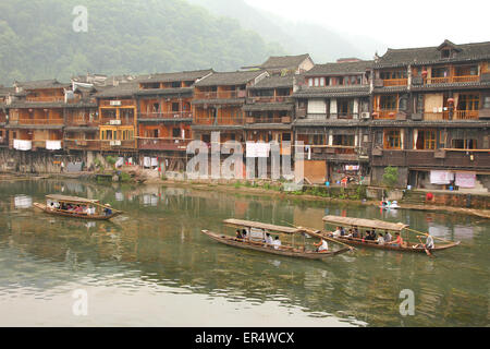 FENGHUANG - Mai 12: Holzboot und Holzhäuser am Tuojiang Fluss in Fenghuang alte Stadt am 12. Mai 2011 in Fenghuang, Kinn Stockfoto