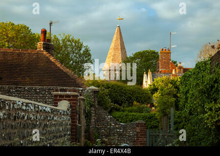 Frühling am Abend in Piddinghoe Dorf, East Sussex, England. Stockfoto