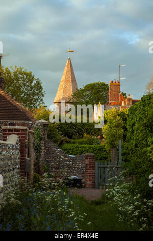 Frühling am Abend in Piddinghoe Dorf, East Sussex, England. Stockfoto