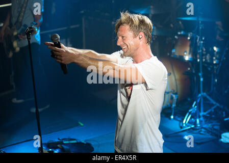 Switchfoot spielen des flüssigen Zimmer Edinburgh 2015 Jon Vorarbeiters Stockfoto