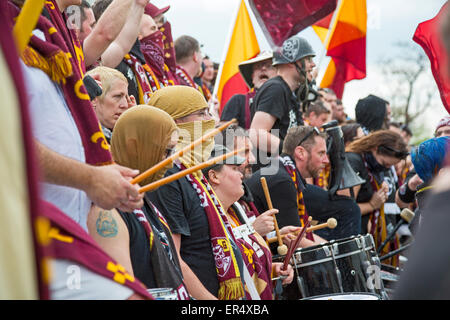 Detroit, Michigan - Fußball-Fans jubeln ihrem Team Detroit City FC, in einem Match gegen Muskegon Tragegurte. Stockfoto