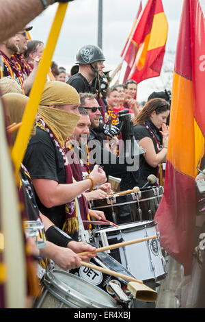 Detroit, Michigan - Fußball-Fans jubeln ihrem Team Detroit City FC, in einem Match gegen Muskegon Tragegurte. Stockfoto