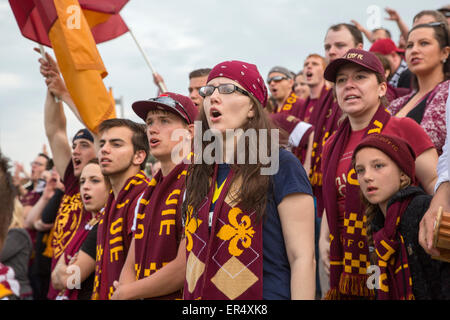 Detroit, Michigan - Fußball-Fans jubeln ihrem Team Detroit City FC, in einem Match gegen Muskegon Tragegurte. Stockfoto