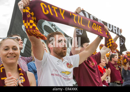 Detroit, Michigan - Fußball-Fans jubeln ihrem Team Detroit City FC, in einem Match gegen Muskegon Tragegurte. Stockfoto