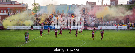 Detroit, Michigan - Fußballfans Aufrechnung Rauchbomben nach ihrem Team Detroit City FC erzielte in einem Match gegen Muskegon Tragegurte Stockfoto