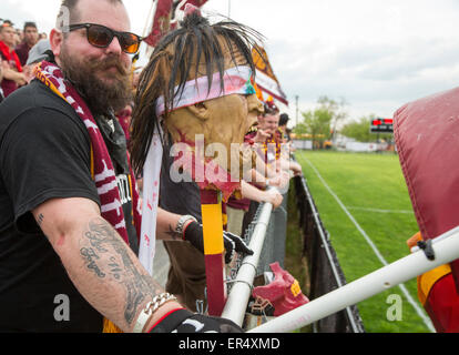 Detroit, Michigan - Fußball-Fans jubeln ihrem Team Detroit City FC, in einem Match gegen Muskegon Tragegurte. Stockfoto