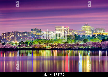 Washington, DC am Tidal Basin mit der Skyline von Arlington. Stockfoto