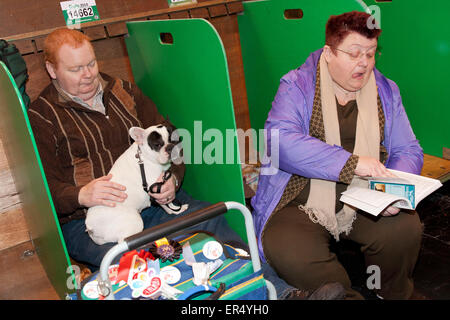 Zwei Leute warten. Crufts 2014 im NEC in Birmingham, Großbritannien. März 2014 Stockfoto