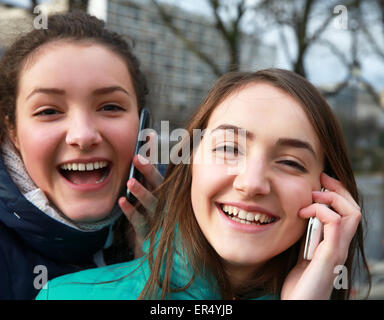 Mädchen mit einem Handy Spaß außerhalb. Stockfoto