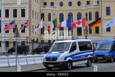 Dresden, Deutschland. 27. Mai 2015. Polizeikräfte sichern das Taschenbergpalais in Dresden, Deutschland, 27. Mai 2015. Ein Treffen der G7-Finanzminister und Zentralbank Gouverneure findet in der sächsischen Landeshauptstadt vom 27 Mai bis 29. Mai. Foto: MATTHIAS HIEKEL/Dpa/Alamy Live News Stockfoto