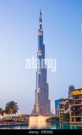 Buj Khalifa und Brunnen beleuchtet in der Abenddämmerung, Dubai City, Vereinigte Arabische Emirate, Vereinigte Arabische Emirate, Naher Osten Stockfoto