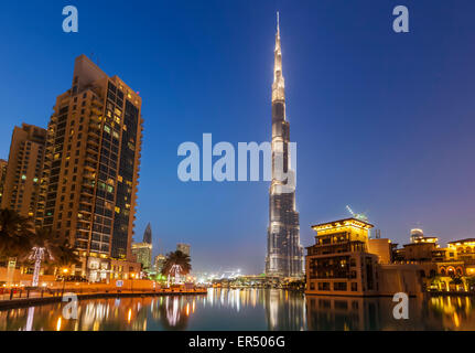 Buj Khalifa beleuchtet in der Nacht, Stadt Dubai, Vereinigte Arabische Emirate, Vereinigte Arabische Emirate, Naher Osten Stockfoto