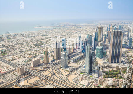 Ansicht der Sheikh Zayed Road vom Burj Khalifa Observation Deck, Dubai City, Vereinigte Arabische Emirate, Vereinigte Arabische Emirate, Naher Osten Stockfoto