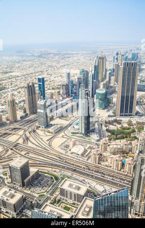 Ansicht der Sheikh Zayed Road vom Burj Khalifa Observation Deck, Dubai City, Vereinigte Arabische Emirate, Vereinigte Arabische Emirate, Naher Osten Stockfoto